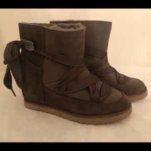 UGG Femme Lace-Up Slate Suede Wedge Boots SZ 5